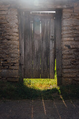 une vieille porte en bois. Une porte abandonnée. Un vieil enclos. Une entrée ancienne. Un mur de...