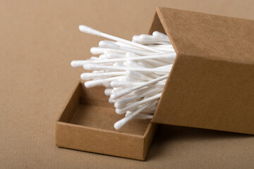 Wattestäbchen aus Papier und Baumwolle