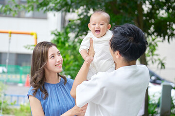 赤ちゃんと遊ぶ父親