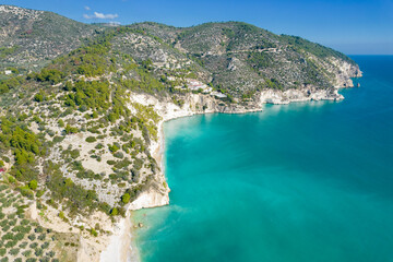 Obraz premium Vista aerea della spiaggia di vignanotica, gargano con drone