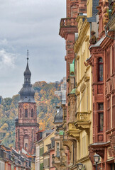 Historischer Kirchturm und Fassaden in der Altstadt von Heidelberg