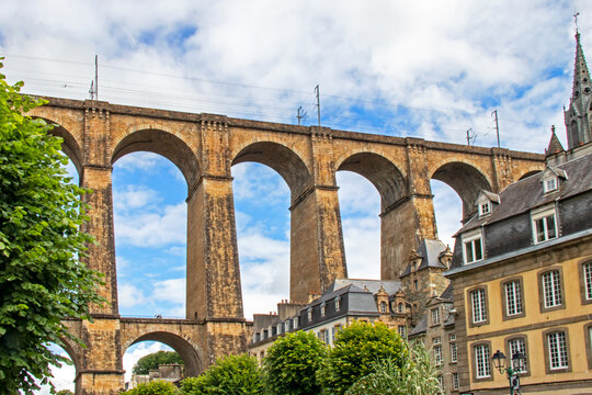 Morlaix. Le viaduc  vu de la place des Otages sous ciel blanc. Finist&egrave;re. Bretagne	