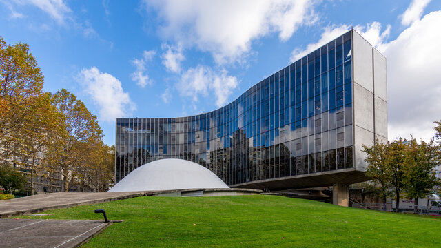 Paris, France - 3 Novembre 2021: Vue Extérieure Du Siège Social Du Parti Communiste Français (PCF), Construit En 1971 Par L'architecte Brésilien Oskar Niemeyer Et Situé Place Du Colonel Fabien à Paris