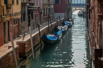 Fototapeta na wymiar Walk through the calls and canals of Venice