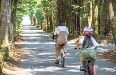 軽井沢で自転車に乗る親子