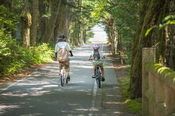 軽井沢で自転車に乗る親子