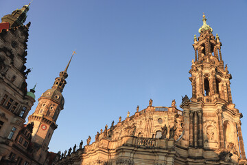 Dresdner Baukunst; Blickwinkel am Schlossplatz mit Residenzschloss und Hofkirche