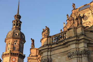 Fototapeta na wymiar Dresdner Baukunst; Detail an der Hofkirche mit Schlossturm