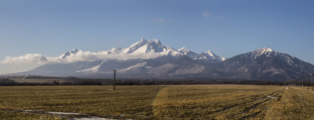 Panorama Tatr wczesna wiosną widoczna ze Słowackiej strony