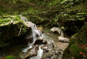 Cascade sur le Séran dans les gorges de Thurignin à Belmont-Luthézieu, Ain, France
