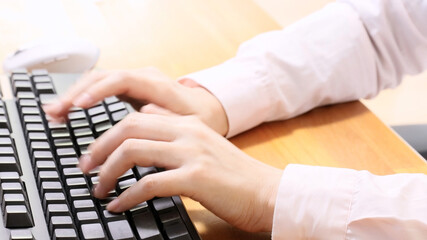 キーボードを打つ女性の手元