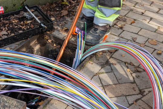 Infrastrukturma&szlig;nahme Verlegung von Glasfaserleitungen f&uuml;r das schnelle Internet