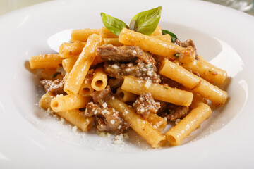 Piatto di pasta con sugo di genovese napoletano fatto con carne e cipolla