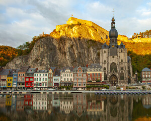 Vue sur la citadelle de la ville wallonne de Belgique Dinant en automne, au coucher du soleil - obrazy, fototapety, plakaty