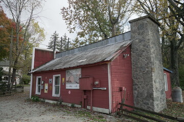 Fototapeta na wymiar red barn in the woods
