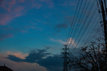 夕暮れ空と送電線