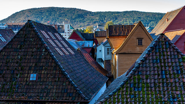 die D&auml;cher der Altstadt von Bergen, Norwegen, interessanter Blick &uuml;ber das Hafenviertel, am Hafen von Bergen stehen farbige H&auml;user mit verwinkelten D&auml;chern, Satteldach und Walmdach, Quergiebel, Gaupen