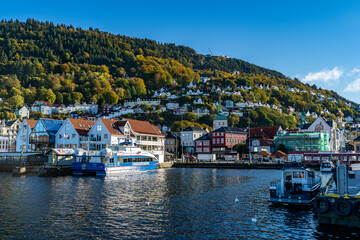 Fototapeta na wymiar alte bunte Häuser in der Altstadt von Bergen, Norwegen. rund um den Hafen stehen viele schöne Häuser, weiss, rot, grün, gelb, grau, blau, Haus mit Charme und Flair! kleines Haus, gemütliches Quartier
