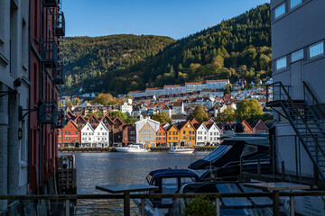 alte bunte Häuser in der Altstadt namens Bryggen, Bergen, Norwegen. Rund um den Hafen gibt es viele schöne Häuser, weiß, rot, grün, gelb, Häuser mit Charme und Flair! kleines Haus, gemütliches Viertel