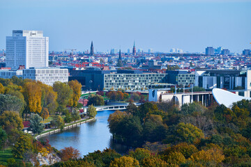 Fototapeta na wymiar Panorama Spreebogen mit Bundeskanzleramt und Charité