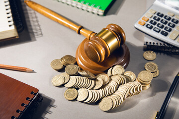 Judge hammer with stacking coins