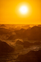 荒れた海と夕陽