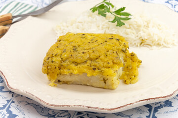 colin à la bordelaise et riz blanc dans une assiette