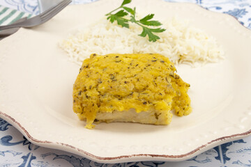 colin à la bordelaise et riz blanc dans une assiette