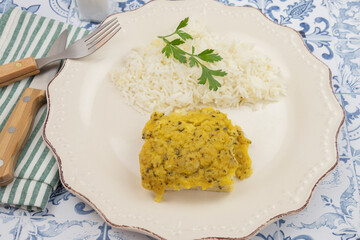 colin à la bordelaise et riz blanc dans une assiette