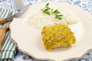 colin à la bordelaise et riz blanc dans une assiette