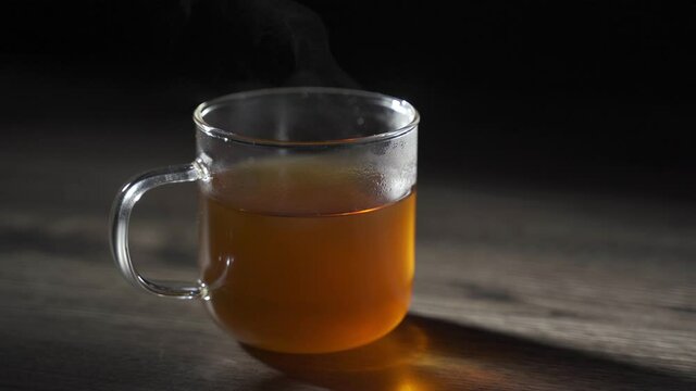 温かいお茶から湯気がでている様子