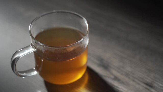 温かいお茶から湯気がでている様子