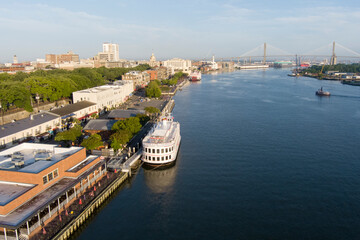 Naklejka premium Low aerial view of downtown Savannah, Georgia and River Street.