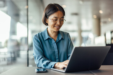 Smling asian office worker, coming up with new ideas