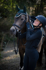 Obraz premium Glückliches Mädchen mit deutschem Reitpony