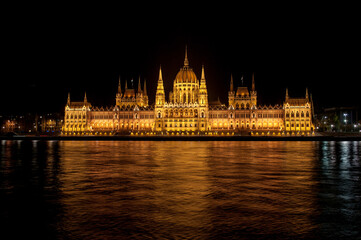 Fototapeta premium Night view from the waterfront on the Parliament of Budapest (Hungary), reflected in the river Danube.