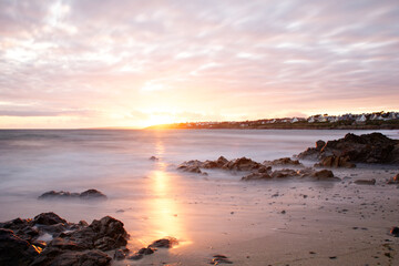 Fototapeta na wymiar coucher de soleil en pause longue, Bretagne