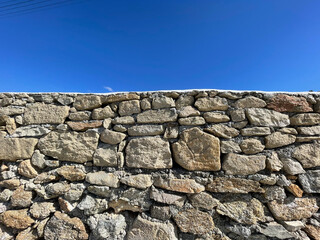 mur en pierres ciel bleu