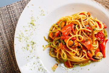 Spaghetti con sugo di cozze, cozze fresche e pomodori serviti in un ristorante