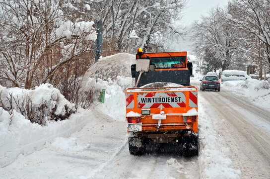 Winterdienst, R&auml;umdienst mit Schneeschleuder bei Schneefall auf Stra&szlig;e und Gehweg in Stadt