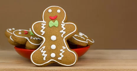 Fotobehang Lieve mosters Gingerbread man op bruine achtergrond. Zelfgemaakte Kerstkoekjes
