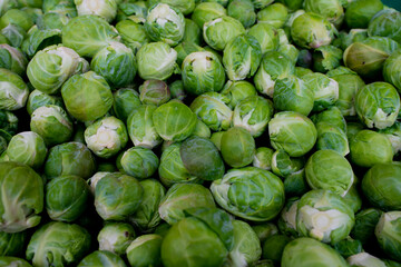 Brukselka przygotowania do sprzedaży na targu / Brussels sprouts preparing for sale at a market