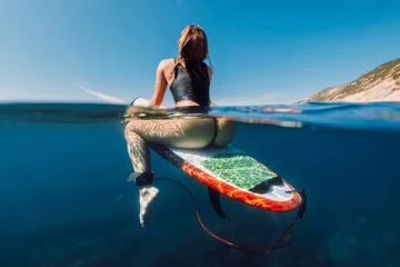 Foto op Plexiglas Sexy surfmeisje op surfplank in oceaan, gespleten mening © artifirsov