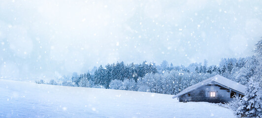 Schneebedckte Hütte in einer Winterlandschaft