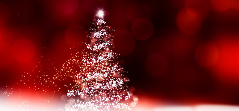 Lecuchtender Weihnachtsbaum vor unscharfem Hintergrund