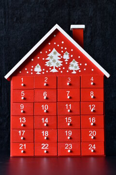 calendrier de l'avent en forme de maison en bois de couleur rouge et blanche