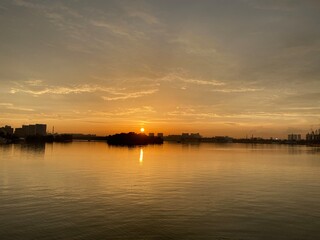 Naklejka premium sunset over the river