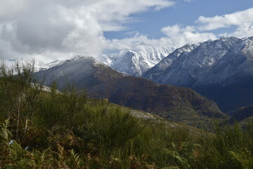 paysage de montagne en ariège les sommets enneigés 