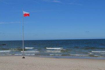 Flaga polska biało-czerwona na plaży w Kołobrzegu - obrazy, fototapety, plakaty