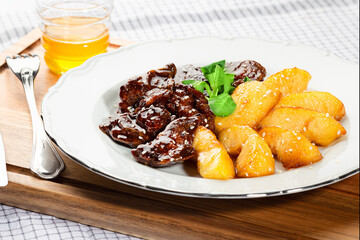 chiken liver in sweet sauce with potatoes